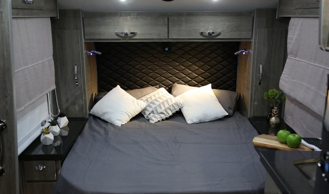 Luxury Big Hardtop Camp Trailer Motorhome With Toilet Kit Aluminum Spread Panel Air Conditioner Solar Panel