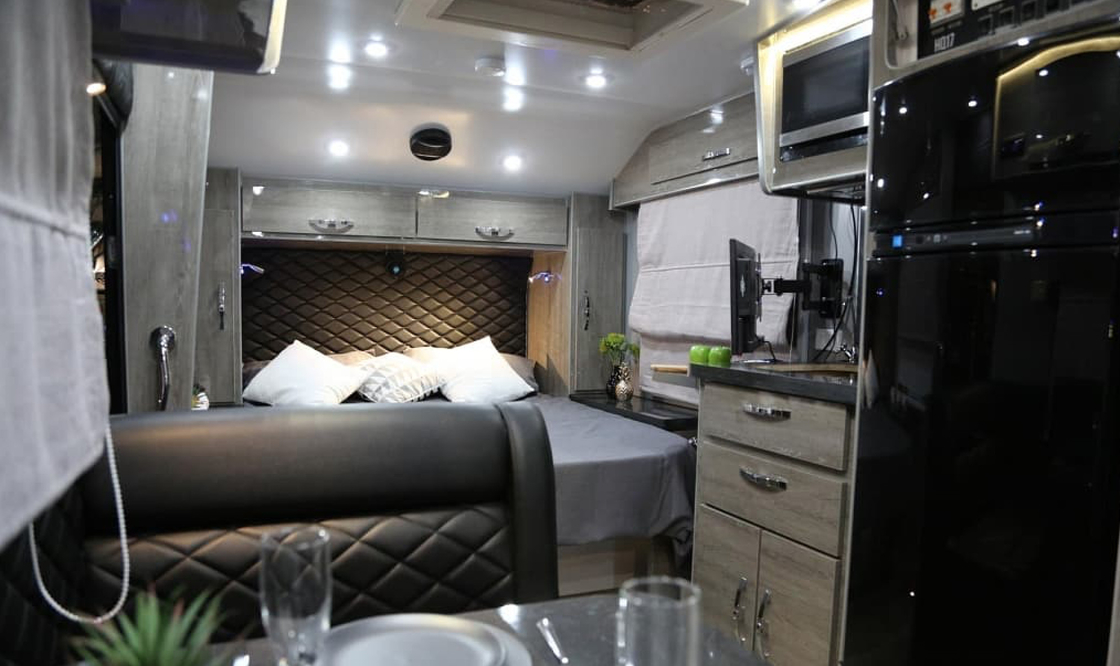 Luxury Big Hardtop Camp Trailer Motorhome With Toilet Kit Aluminum Spread Panel Air Conditioner Solar Panel