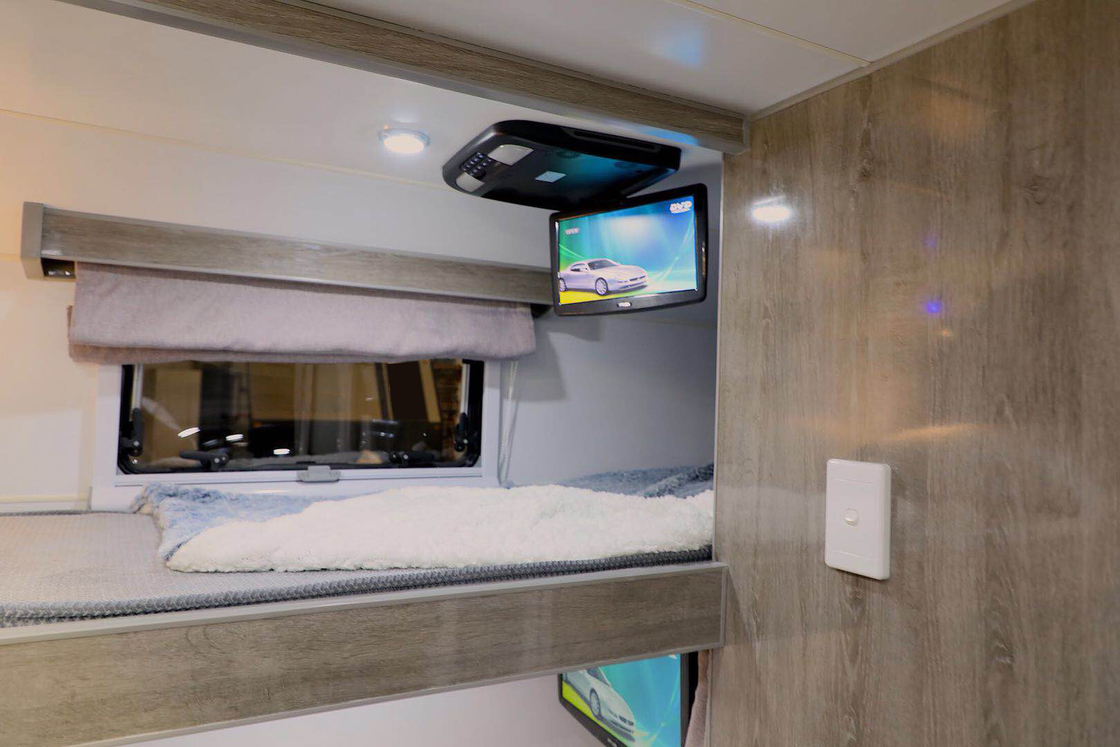 Luxury Big Hardtop Camp Trailer Motorhome With Toilet Kit Aluminum Spread Panel Air Conditioner Solar Panel