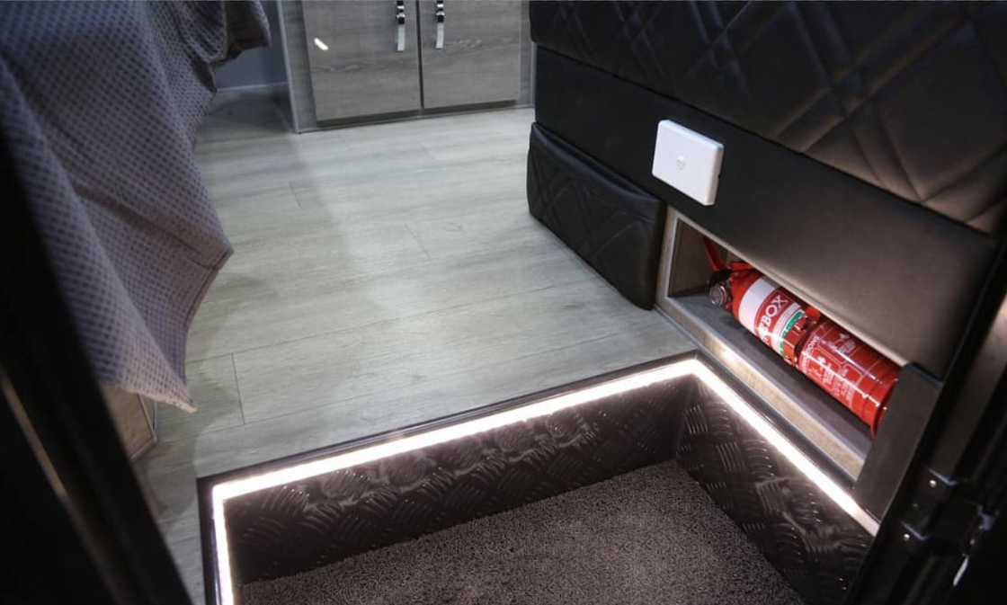 Luxury Big Hardtop Camp Trailer Motorhome With Toilet Kit Aluminum Spread Panel Air Conditioner Solar Panel