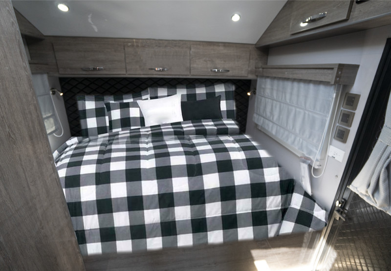 3 Person 4 Person Camper Trailer Off-Road Trailer Hardtop RV For Going Out To Play Large Space