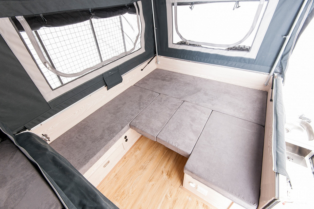 Off Road Camper Car Van With Black Independent Suspension Galvanized Coated Tow Bar To Ha