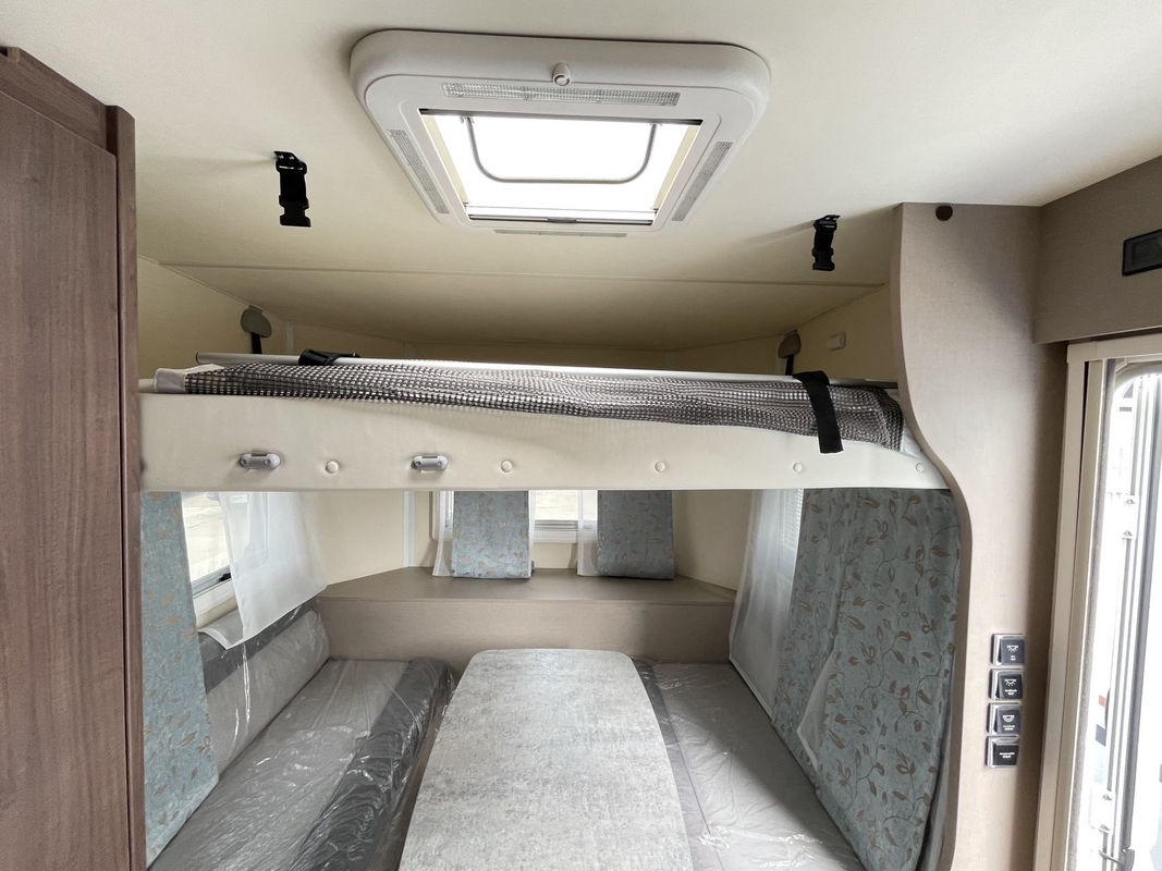 5 3 4 Person Off Road Caravan Mid-Size Road Caravan Equipped With Complete Living System